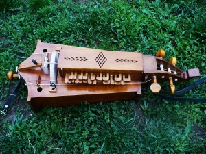 renaissance-hurdy-gurdy-05  