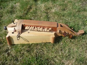 renaissance-hurdy-gurdy-12  